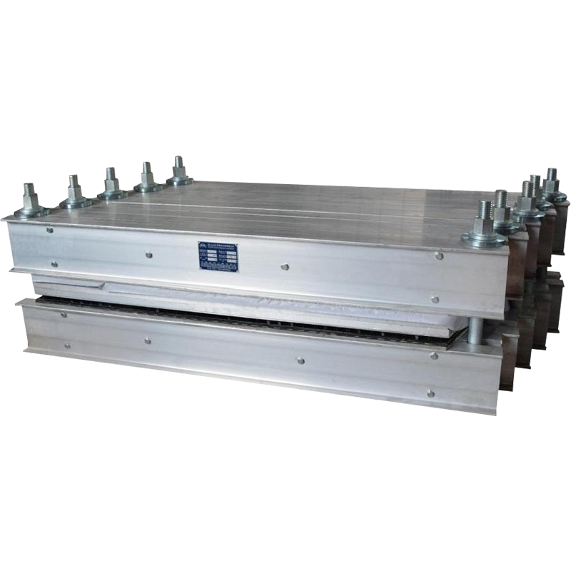 Quels facteurs doivent être comparés lors de la sélection d’une machine de vulcanisation pour une fabrication à grande échelle ?